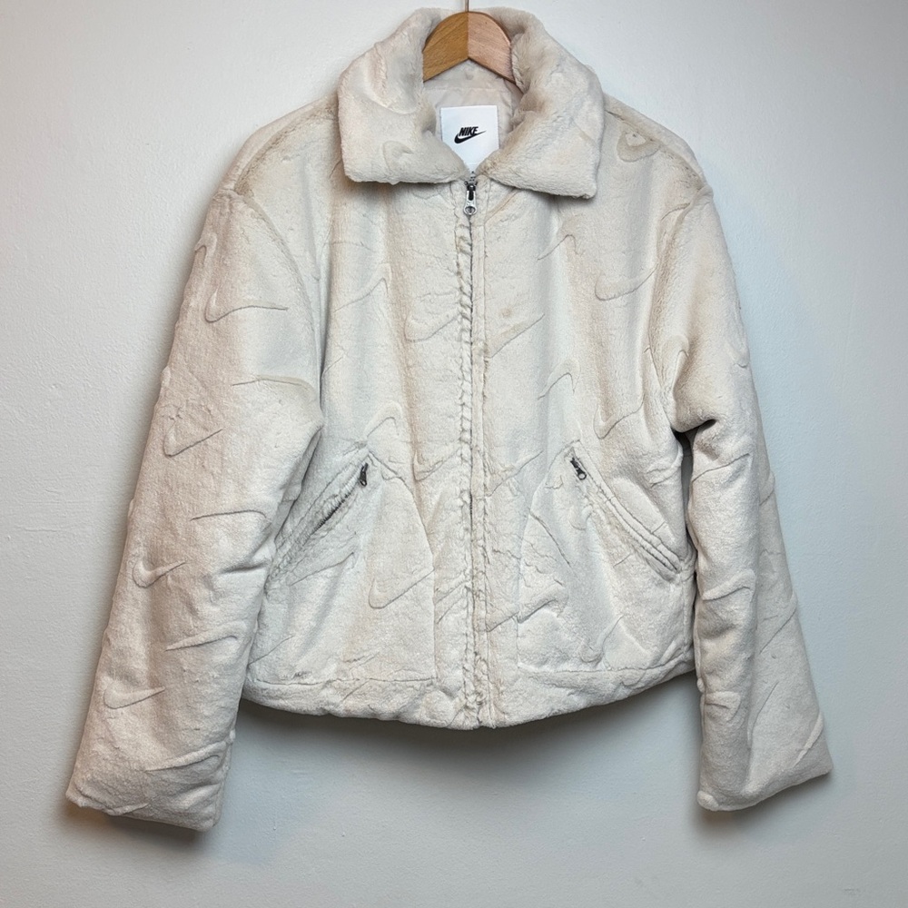 Nike Women's Sportswear Essential Loose Printed Faux Fur Jacket Off-White Medium